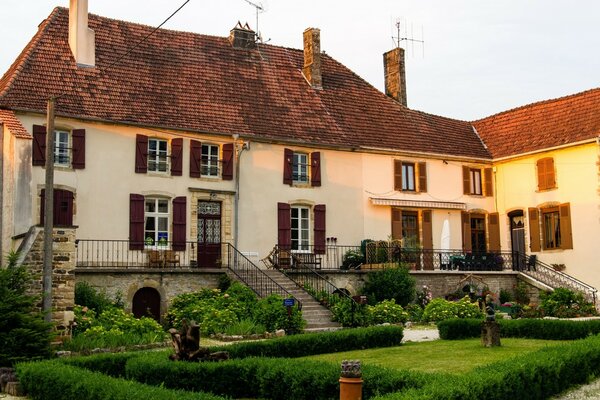 Casa Europea de dos pisos con vegetación