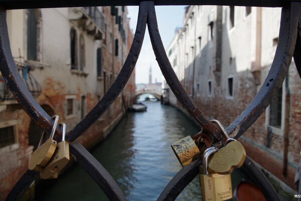 El canal de Venecia a través de la valla