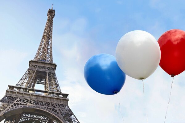 Eiffelturm in Paris mit Kugeln aus Frankreich