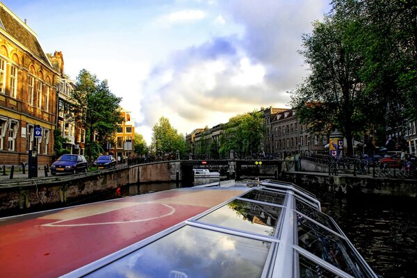 Stadtbild. Blick vom Wasser