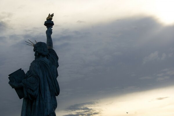 Statua della libertà ai raggi del sole