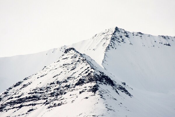 Kalte Landschaft der Winterschneeberge