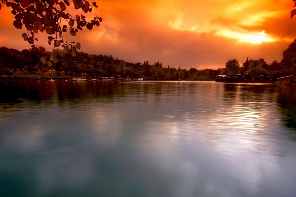 La puesta de sol se refleja en la superficie del agua