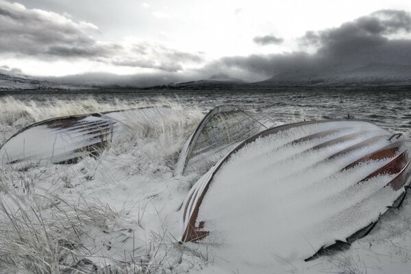 Paesaggio invernale di un lago ghiacciato