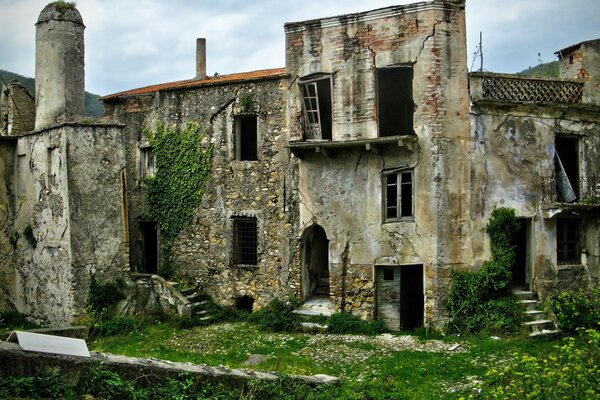 Antiguas ruinas de casas en Europa