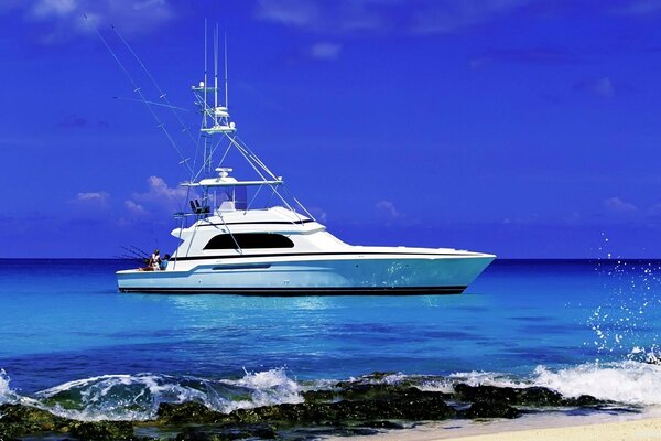 Yacht sur le fond de la mer et du ciel bleu et bleu