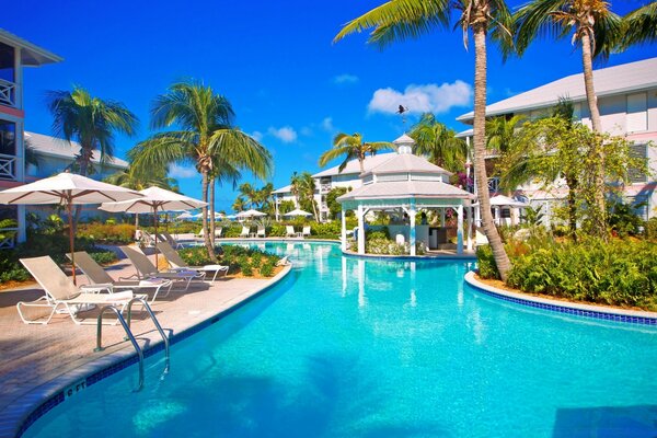 Pool mit blauem Wasser und Liegestühlen