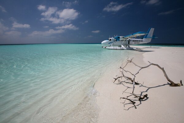 Île au bord de l océan avec paysage de sable blanc