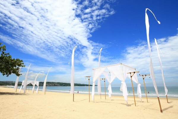 Sandstrand am Meer mit blauem Himmel