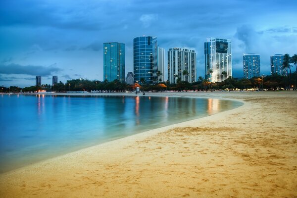 Costa del océano y metrópolis nocturna