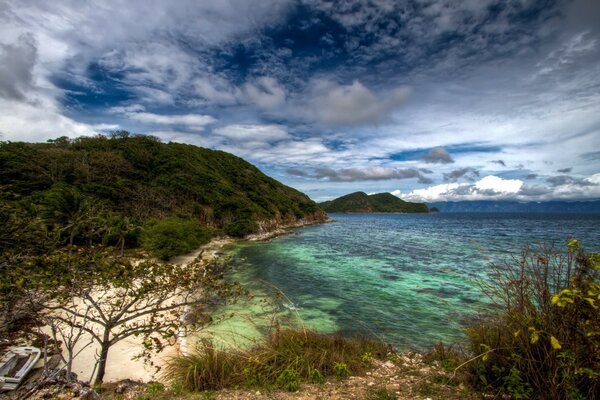 Hermosa bahía del océano y el cielo azul