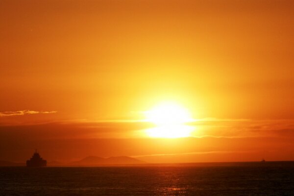 Un coucher de soleil brûlant s éloigne de l horizon