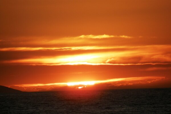 Brillante puesta de sol en Europa