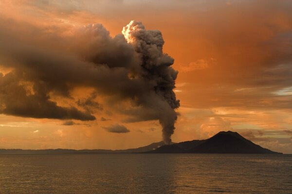 Volcán humeante en el fondo del amanecer