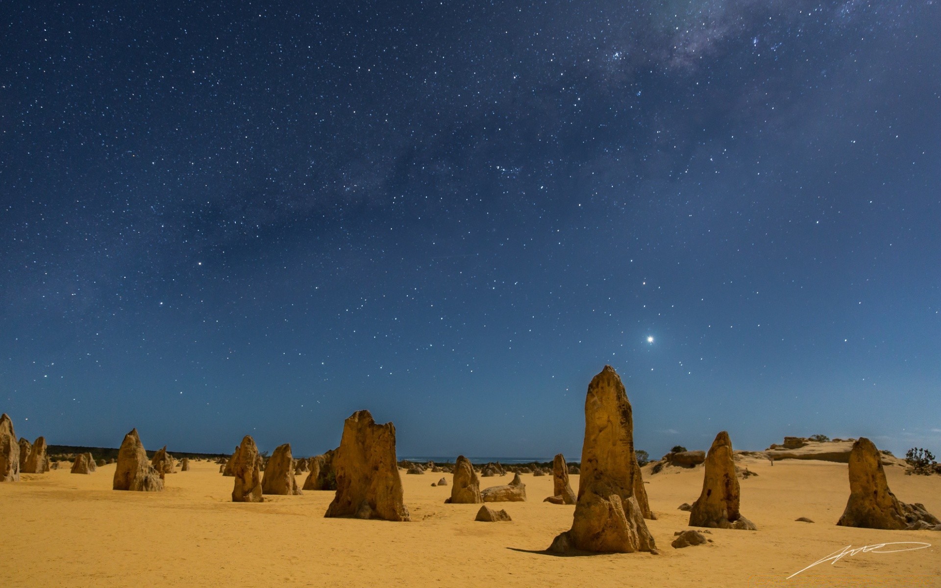 austrália e oceania deserto lua viagens céu paisagem ao ar livre luz do dia exploração noite astronomia areia rocha inverno sol cênica natureza remoto luz pôr do sol