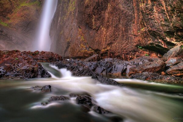 Ein Wasserfall ist das beste natürliche Phänomen