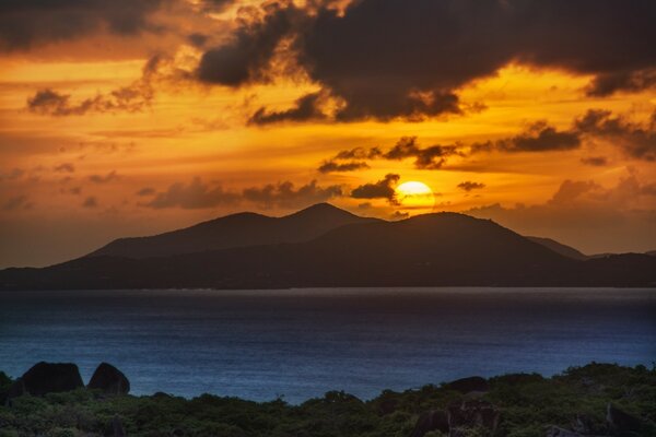 Isla rocosa tropical en medio de la puesta de sol