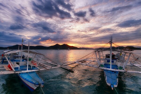 Barcos marinos en la bahía