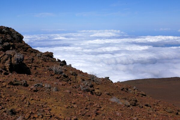 Paysage désertique avec ciel bleu et nuages