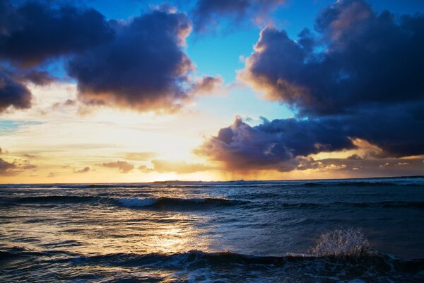 Die helle Sonne schaut zwischen den Wolken über dem Meer