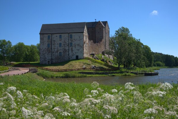 Ein einsames Haus steht am Fluss