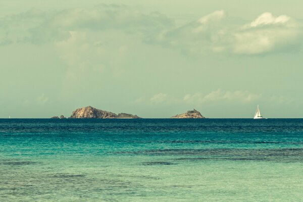 O mar azul e as rochas escuras