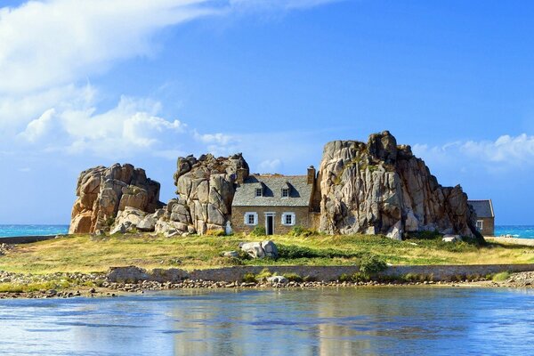 Ein Haus inmitten von Felsen auf einer kleinen Insel