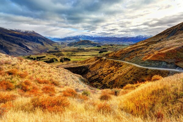 Delizioso paesaggio di montagna per il desktop