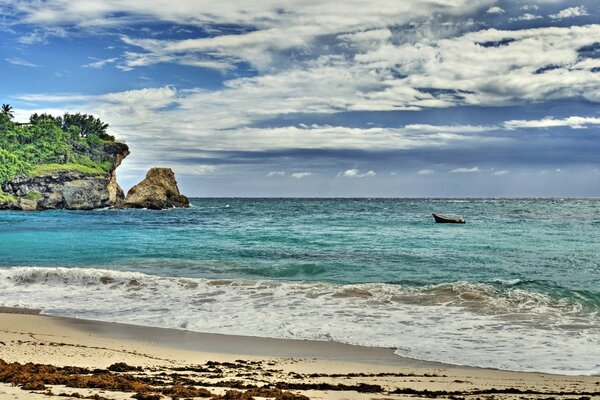 Sandstrand und blaues Meer