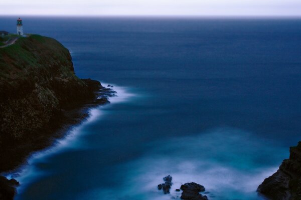 Hermoso mar en las rocas con un faro