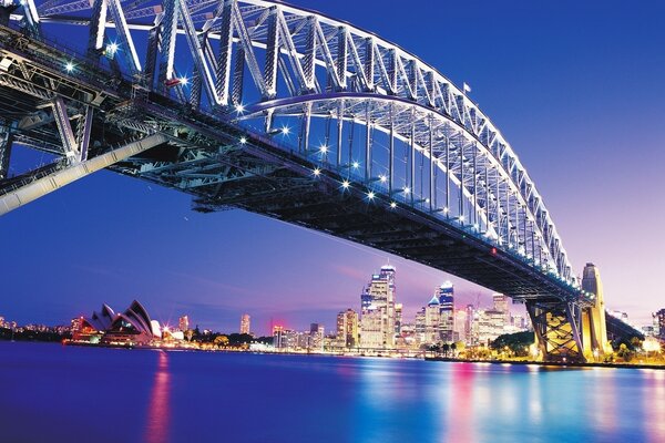 Brücke in Australien im Hintergrund der Stadt