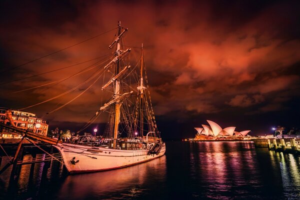 Barcos atracados en Australia a medianoche