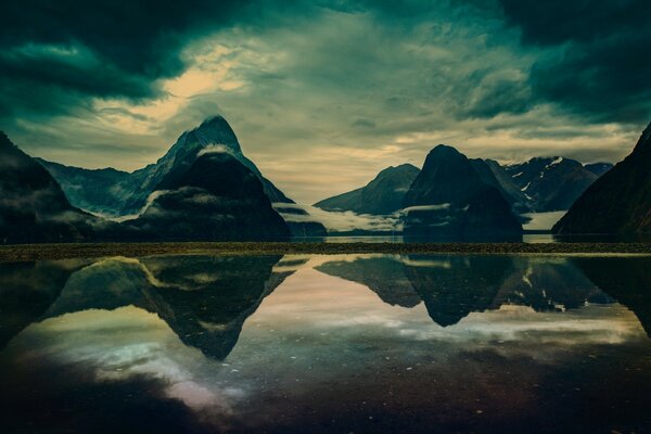 Bellissimo riflesso delle montagne nell acqua