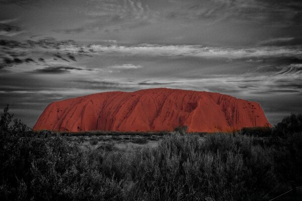 Uluru ist eine orangefarbene Felsformation in Zentralaustralien