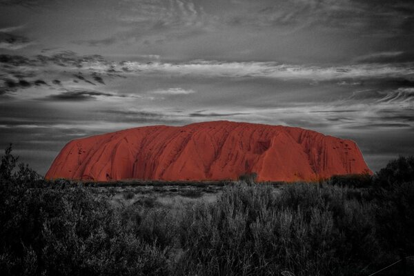 乌鲁鲁是澳大利亚中部的一个橙色岩层