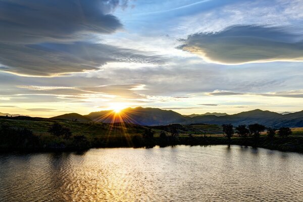 Schöner Sonnenuntergang jenseits des Horizonts