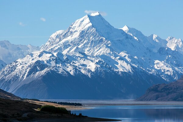 Majestätische Berge und Gladle See am Fuße