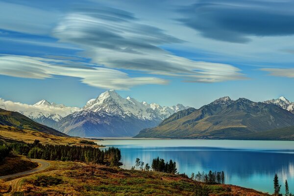 Berge mit Schnee, das Meer- all das ist die beste Landschaft