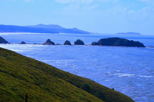 Costa do mar com pedras salientes