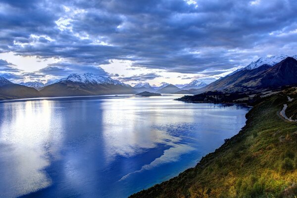 Paisaje del lago rodeado de islas