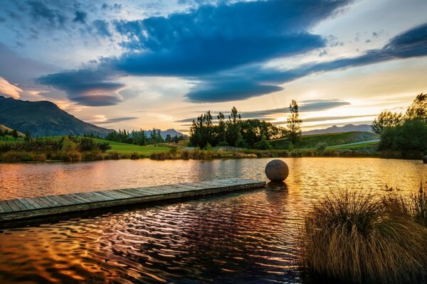 Pôr do sol no lago no meio da bela natureza