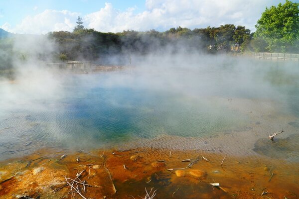 Lac chaud. vapeur sur le lac