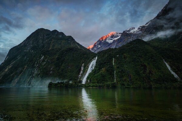 Schöner Wasserfall vor dem Hintergrund der Bergmassiven