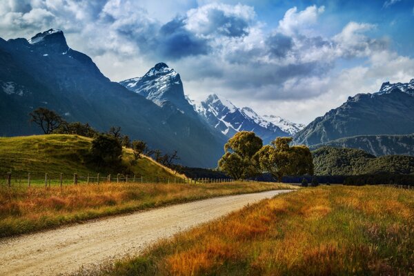 A Austrália tem uma natureza incrível, Montanhas combinadas com campos