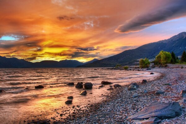 Brillante paleta de colores de puesta de sol junto al lago