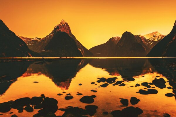 Paysage des aurores et des couchers de soleil dans les montagnes