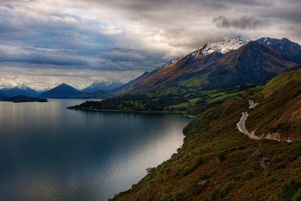 Hermosa vista con lago y montaña