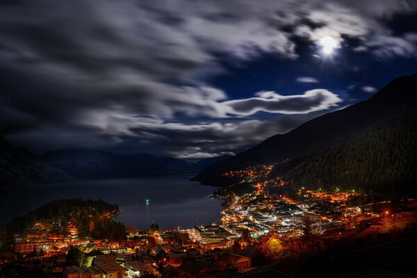 Belle ville sous le ciel nocturne