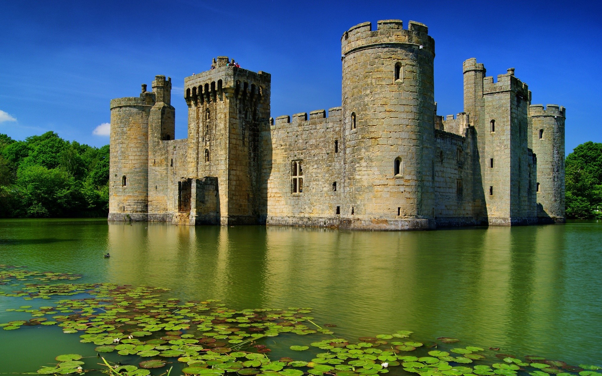 autres villes château architecture gothique tour voyage forteresse rivière eau antique à l extérieur vieux point de repère fortification maison lac ciel douves tours réflexion