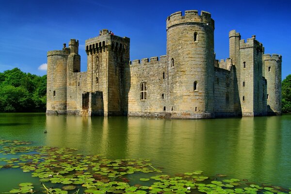 Ancienne forteresse au milieu du lac